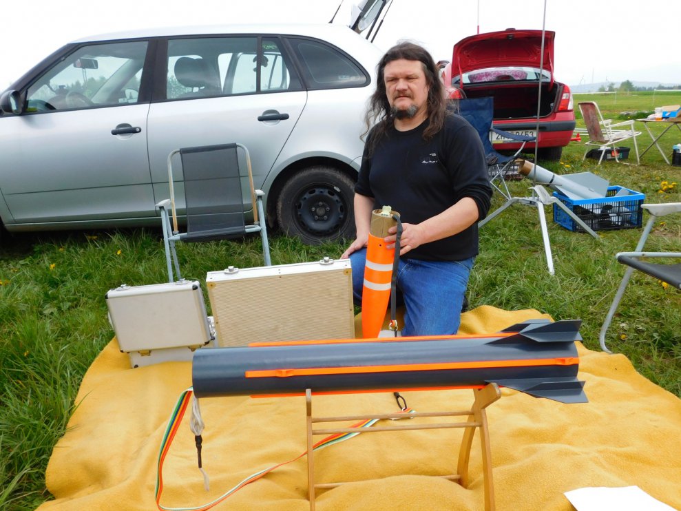 dscn vojta a polomaketa pluton